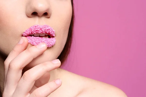 Lábios de mulher jovem coberta de açúcar — Fotografia de Stock