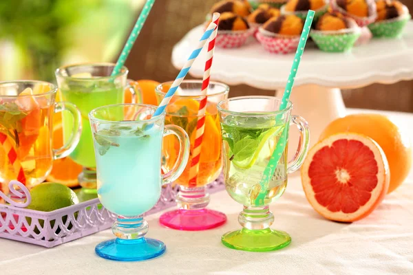 Bicchieri con diversi tipi di limonata — Foto Stock