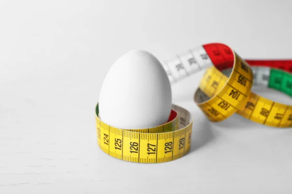 Egg with measuring tape — Stock Photo, Image