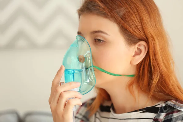 Jovem usando nebulizador para asma — Fotografia de Stock