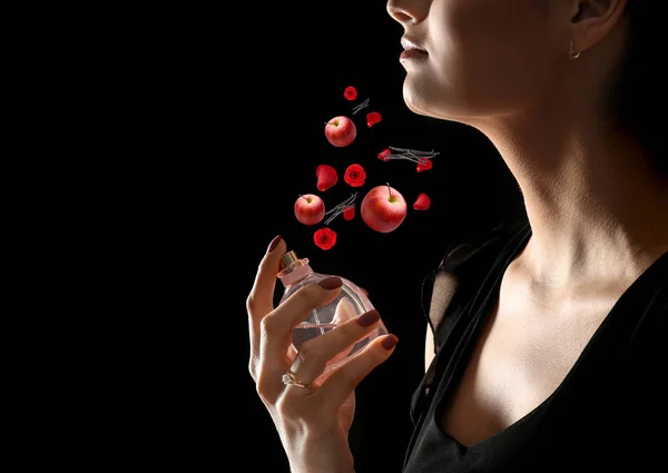 Genç kadın püskürtme parfüm — Stok fotoğraf