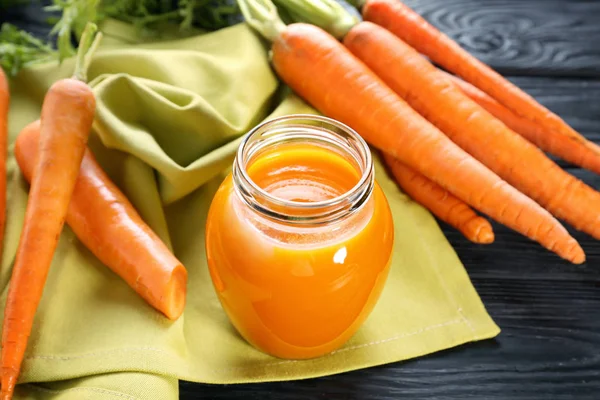 Frasco de suco com cenoura fresca — Fotografia de Stock