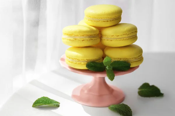 Staan met lekkere citroen macarons — Stockfoto