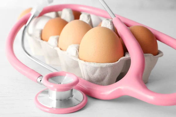 A tojás és a sztetoszkóp papírdobozban — Stock Fotó