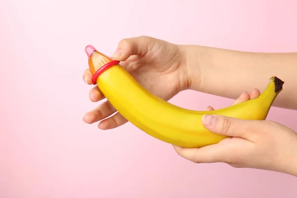 Kondom på banan. Säker sex koncept — Stockfoto