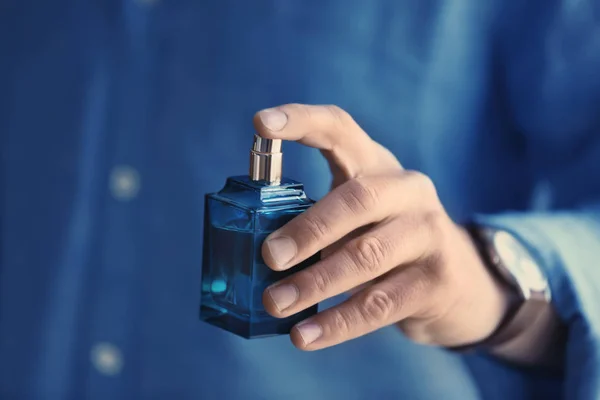 Joven con botella de perfume — Foto de Stock