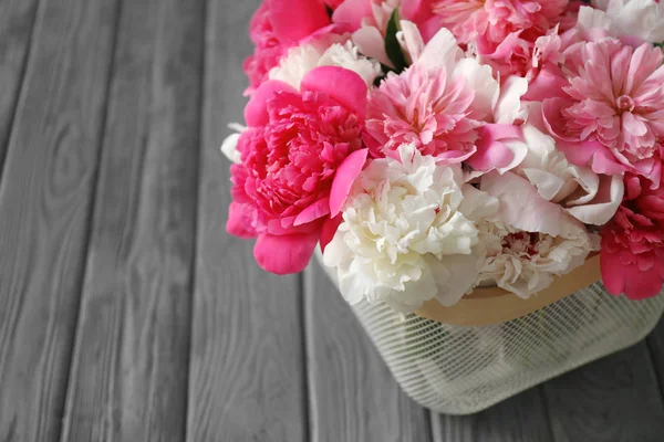 美しいシャクヤクの花束とバスケット — ストック写真