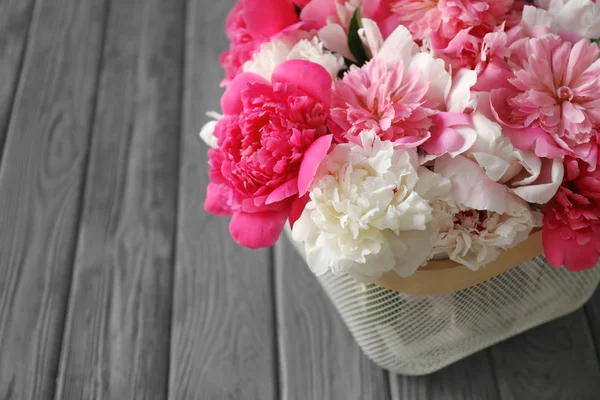 Panier avec bouquet de belles pivoines — Photo