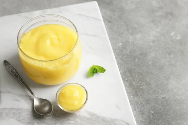 Bocal en verre avec du citron caillé délicieux — Photo