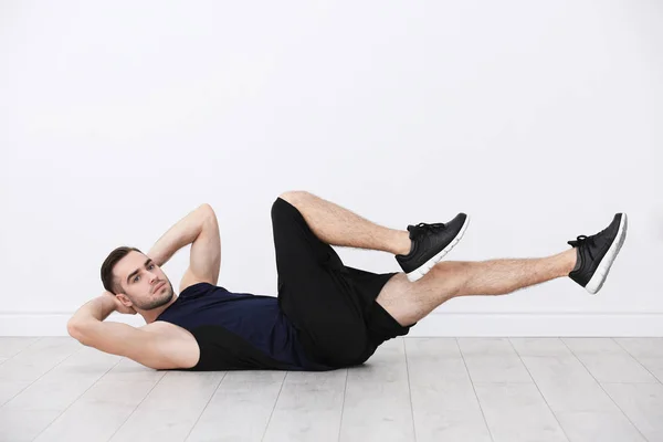 Hombre haciendo ejercicio crujiente bicicleta — Foto de Stock