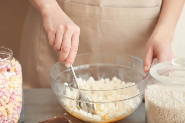 Жінка змішування інгредієнтів для рисового десерту — стокове фото