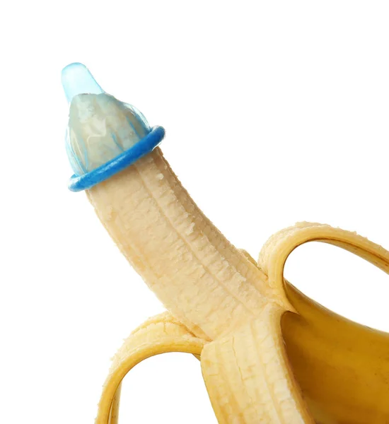 Kondom på banan. Säker sex koncept — Stockfoto