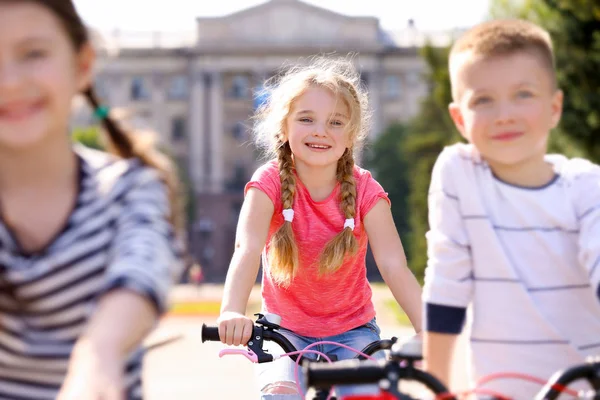 Petits Enfants Mignons Vélo Plein Air Jour Ensoleillé — Photo