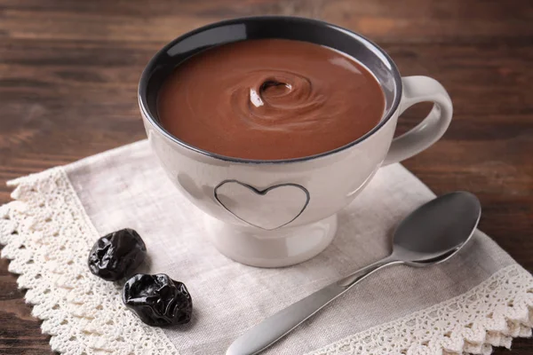 Beker met heerlijke chocoladesaus — Stockfoto