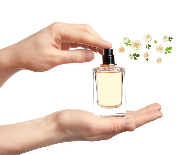 Jonge vrouw spuiten parfum — Stockfoto