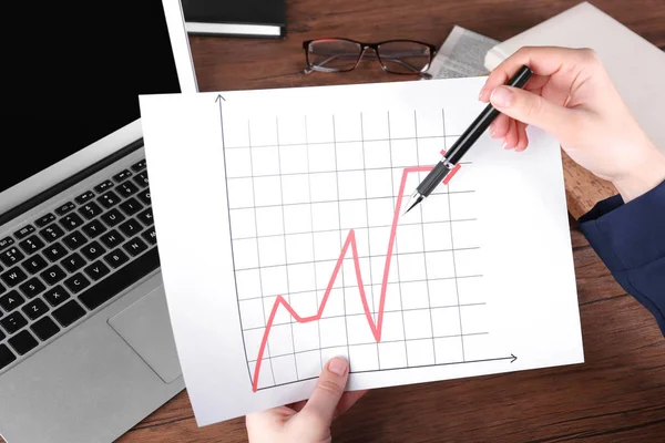 Woman holding paper sheet with diagram — Stock Photo, Image