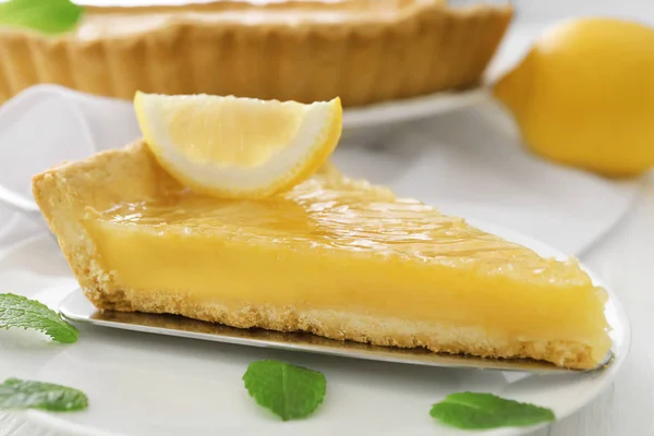 Stück Zitronenkuchen mit Minzblättern — Stockfoto