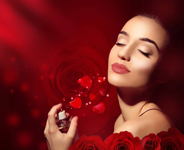 Young woman spraying perfume — Stock Photo, Image