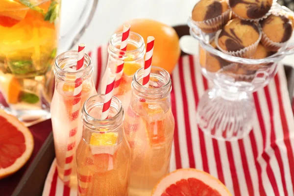 Botellas con refrescante limonada — Foto de Stock