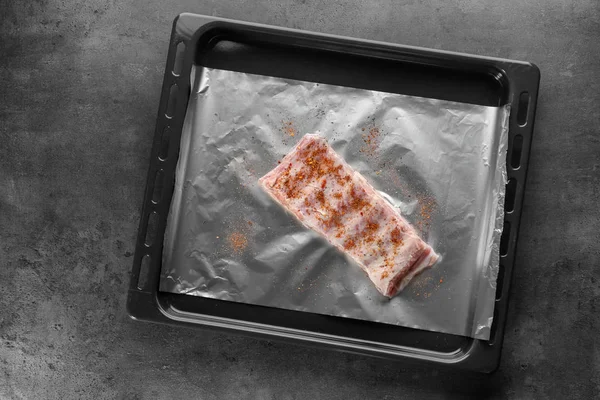 Baking tray with raw pork ribs — Stock Photo, Image