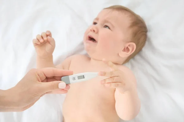 Mãe temperatura de medição do bebê — Fotografia de Stock