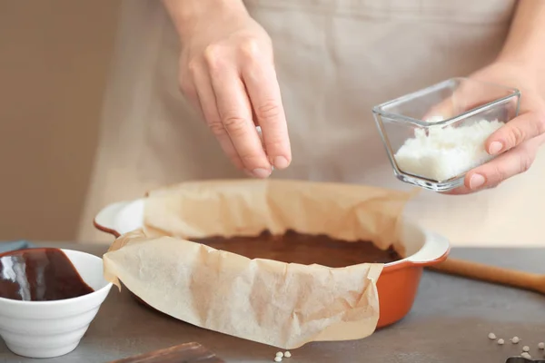 Kvinna bevattning uttorkad coconut — Stockfoto