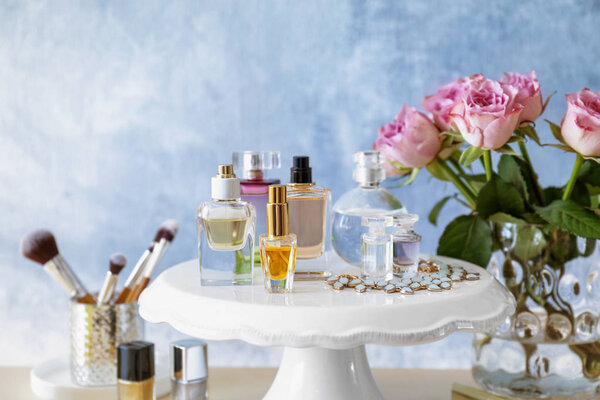 Поднос с бутылками духов
