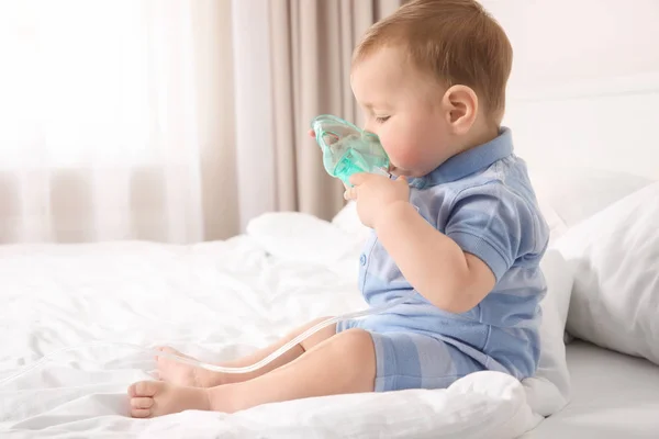Lindo bebé con nebulizador —  Fotos de Stock
