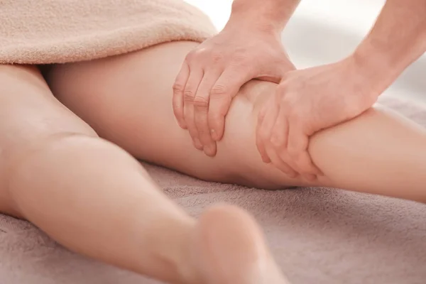 Jonge vrouw met benen massage — Stockfoto
