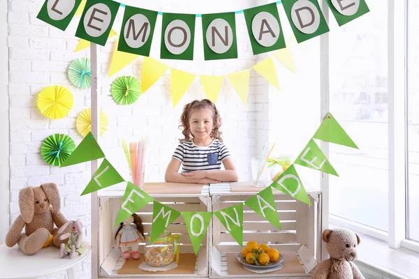 Schattig klein meisje en stand met limonade — Stockfoto