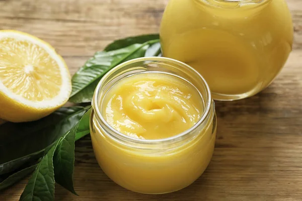 Glass jars with yummy lemon curd — Stock Photo, Image