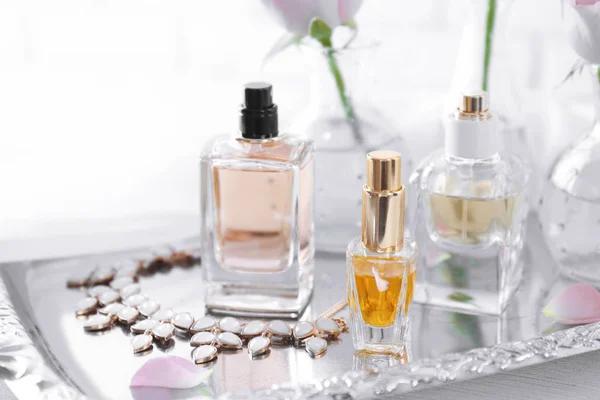 Zásobník s lahvičky s parfémy — Stock fotografie
