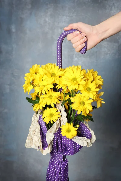 Lila kleur paraplu met prachtige bloemen — Stockfoto