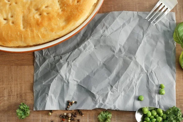 Skrynkligt papper, välsmakande Turkiet pot pie och gröna ärtor — Stockfoto