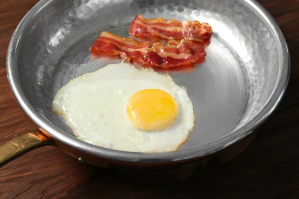 Könnyű tojás szalonnával és pan — Stock Fotó