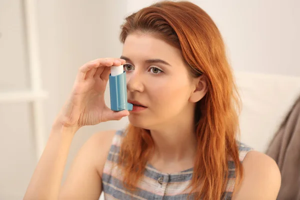 Νεαρή γυναίκα που χρησιμοποιούν συσκευή εισπνοής για το άσθμα και αναπνευστικές ασθένειες στο σπίτι — Φωτογραφία Αρχείου