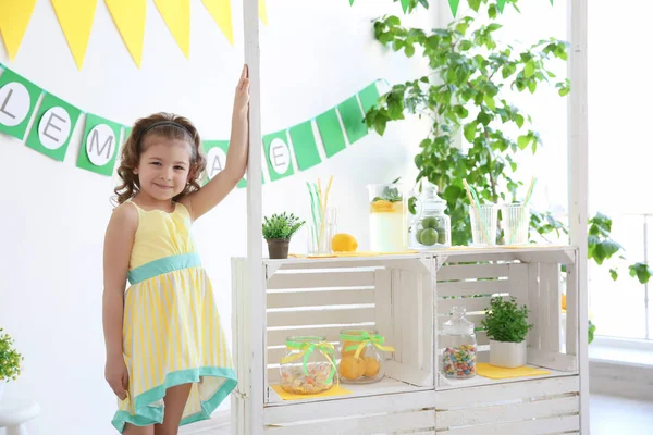 Niedliches kleines Mädchen und Stand mit Limonade — Stockfoto