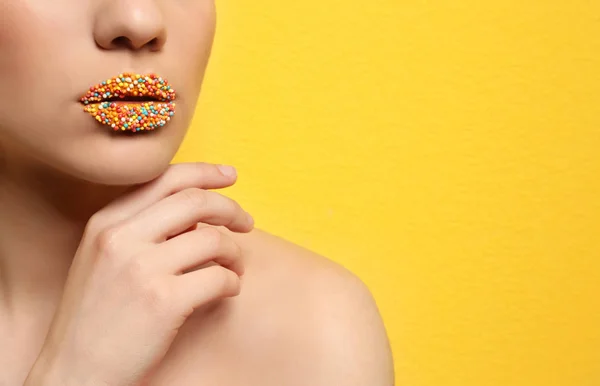 Lips of beautiful young woman covered with sprinkles — Stock Photo, Image