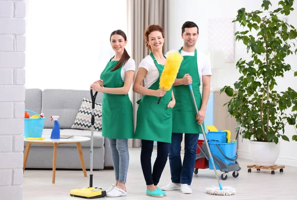 Trabalho da equipe de serviço de limpeza — Fotografia de Stock