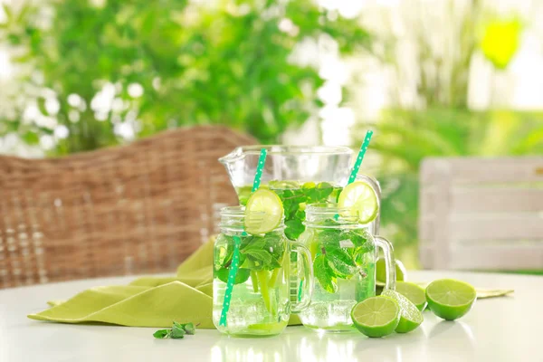 Louça de vidro com limonada refrescante — Fotografia de Stock
