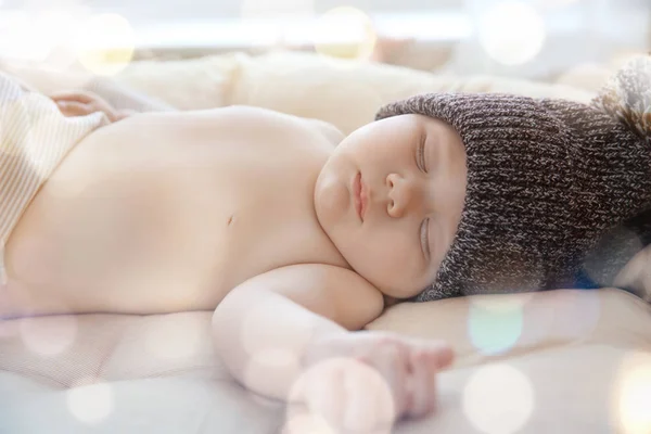 Schönes Baby Schläft Auf Kissen Und Verschwommenes Licht Auf Dem — Stockfoto