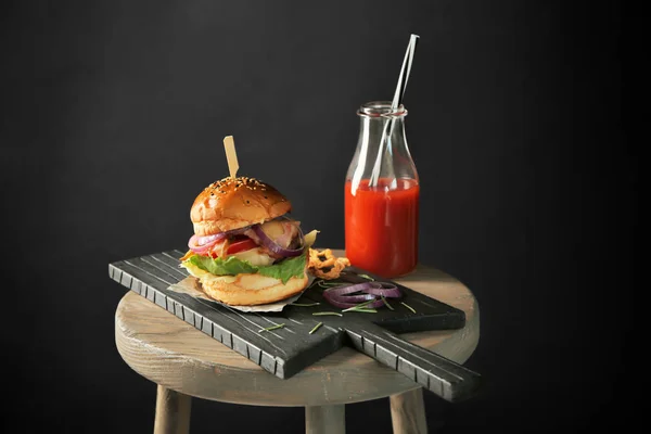 Burger, Tomatensaft und Gemüse — Stockfoto