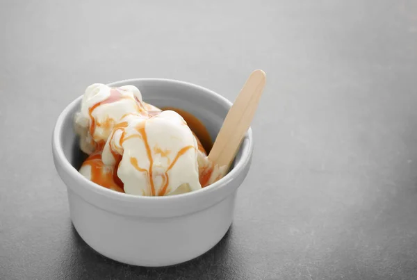 Ванильное мороженое и карамельный соус — стоковое фото