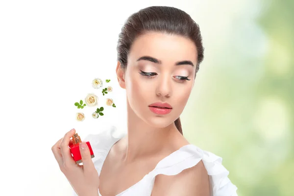 Mujer joven rociando perfume — Foto de Stock