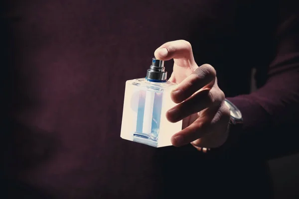 Чоловік з пляшкою парфумів — стокове фото