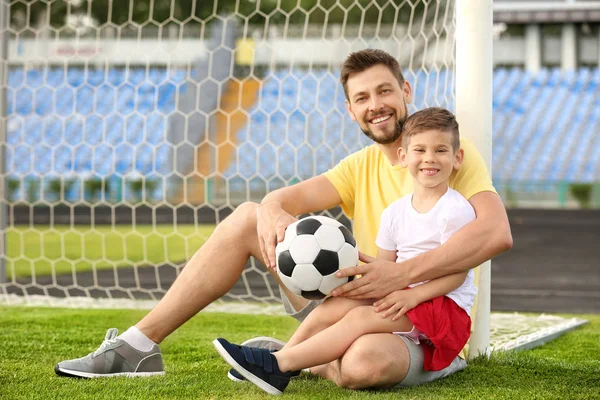 Папа и сын с футбольным мячом — стоковое фото
