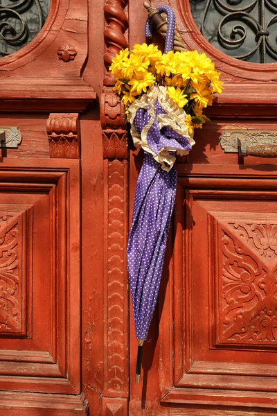 Lilac color umbrella with beautiful flowers — Stock Photo, Image