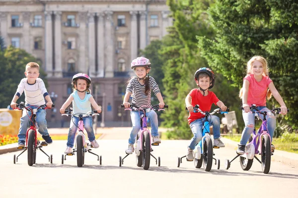 Милые Маленькие Дети Катаются Велосипедах Открытым Небом Солнечный День — стоковое фото
