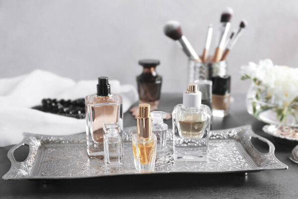 Поднос с бутылками духов
