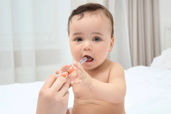 Mãe usando seringa especial para dar remédio para seu filho em casa. Conceito de saúde — Fotografia de Stock